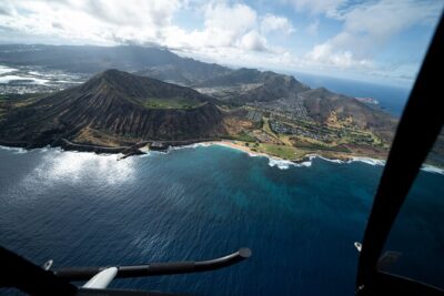30 Minutes SHARED Helicopter Tour in Honolulu - Ala Moana Beach Park and Magic Island: beach geometry from the air
