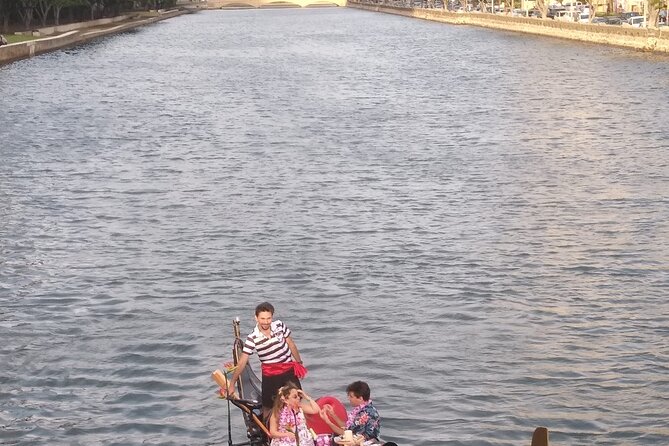 Aloha Gondola Cruise with Drinks & Pastries - Special moments: proposals and the team’s attention to detail