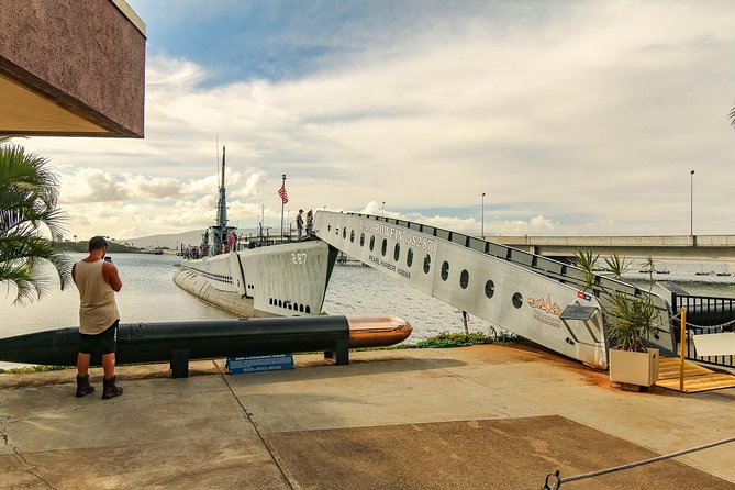 Best Of Pearl Harbor: USS Arizona Memorial & Historic Honolulu - Punchbowl Crater Cemetery Stop: Why This Free Stop Feels Like a Breather