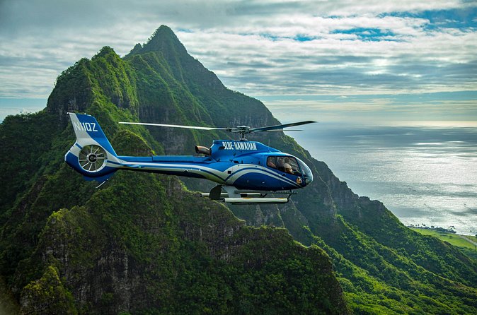Blue Skies of Oahu Helicopter Tour - Honolulu to Waikiki and Diamond Head: city lines meet volcanic form