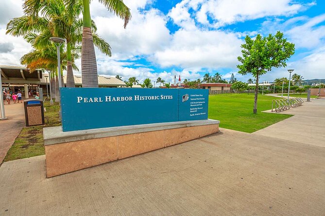 Deluxe Arizona Memorial and Pearl Harbor Aviation Museum Tour - The drive-through Honolulu segment: monarchy, government, and a quick taste of the city