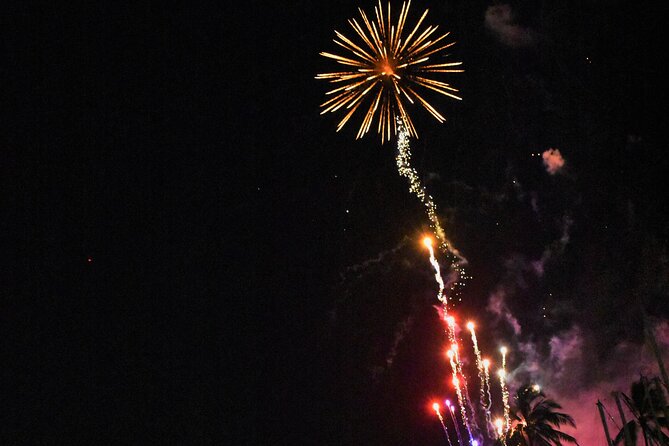 Fireworks Waikiki Gondola Cruise -lots of fun- - The included comfort: lei, cider, pastry, and cozy extras
