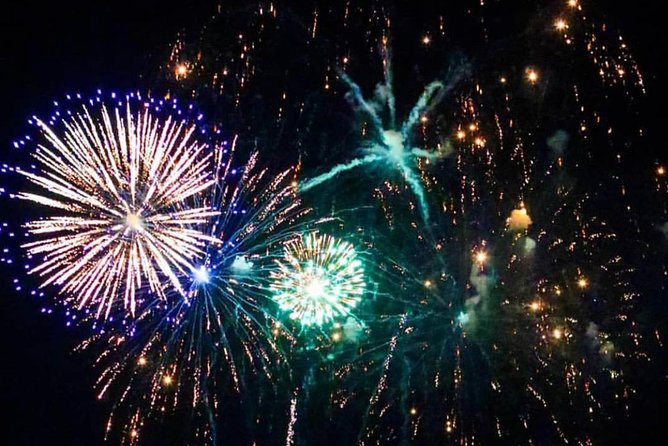 Friday Night Catamaran Fireworks Sail with Open Bar - Friday-Night Fireworks Off Waikiki: Why This Sail Feels Special