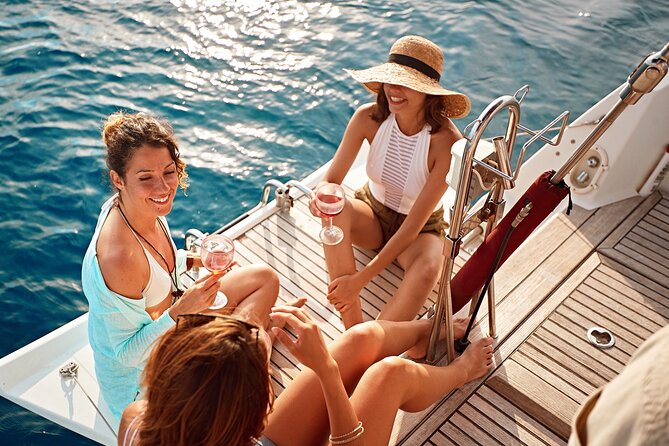 Luxury Diamond Head Sunset Sail - Wildlife chances: dolphins, sea turtles, and whales (in season)