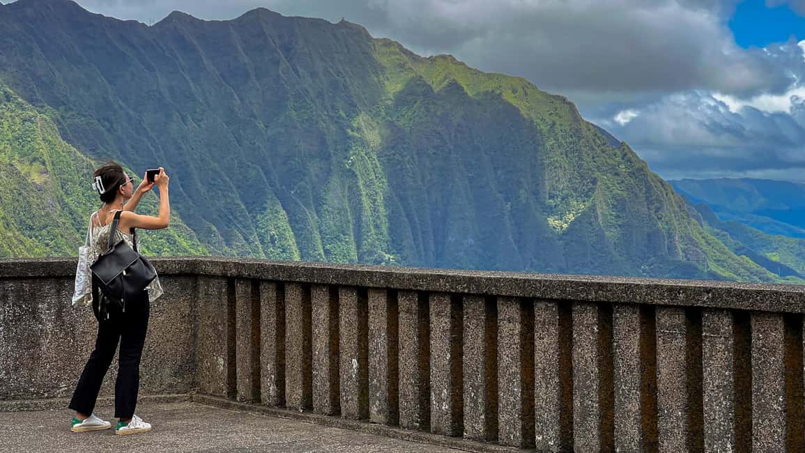 Oahu: Full-Day Guided Hawaiian Food and Photo Tour - Poke and the Sweet Spot of Trying New Flavors