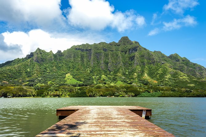 Oahu Grand Circle Island Audio Driving Tour - Haleiwa Town Center: eat and shop with breathing room