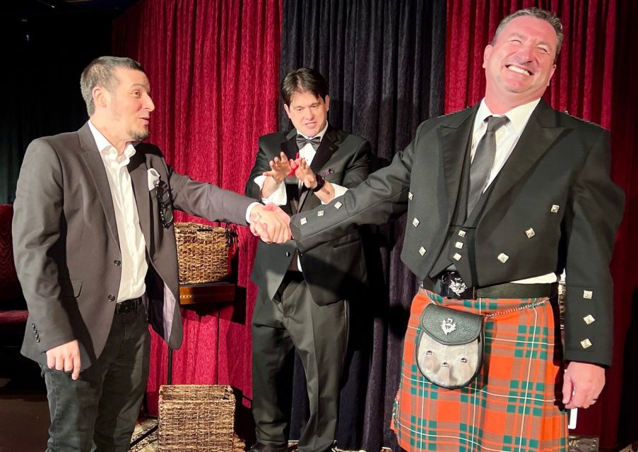 Oahu: Hilton Waikiki Beach Hotel Magical Mystery Show - Museum of Curiosities and the portal escape moment
