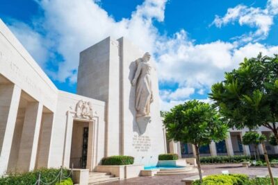 Oahu: Pearl Harbor Battleship Tour - Visitor Center: setting the tone before the memorial