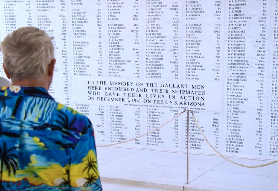 Oahu: Pearl Harbor Battleships Group Tour - Punchbowl Crater views and the King Kamehameha statue stop
