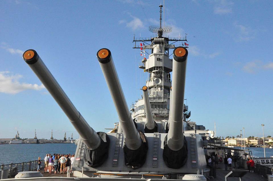 Oahu: Premium Missouri, Arizona & Top of the Tower Tour - Pearl Harbor Visitor Center: get your bearings before you step into the sites