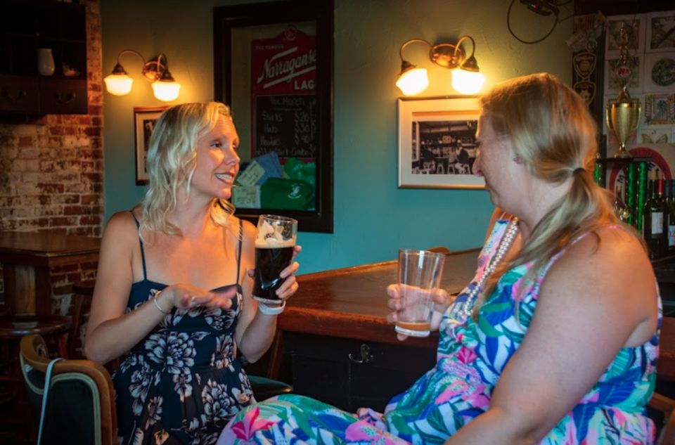 Oahu: Sips & Secrets of Hawaii Pub Crawl - What Happens During the Two Hours (and How the Flow Feels)