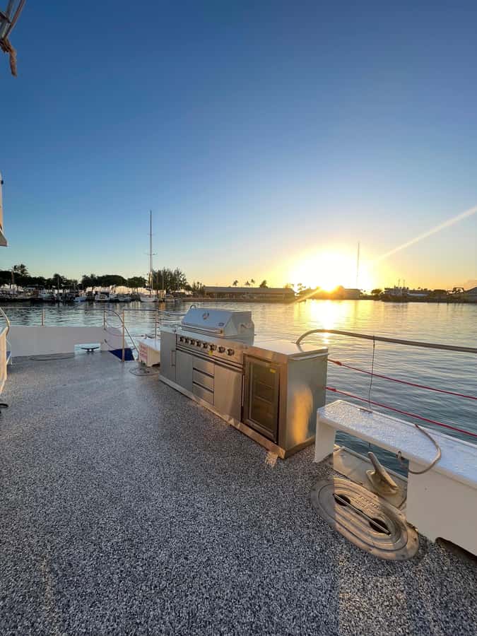 Oahu: Sunset Sail Cruise in Waikiki - Underwater viewing room: spotting marine life without guessing