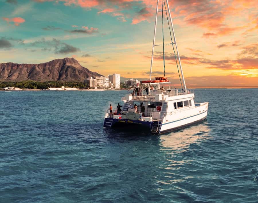 Oahu: Sunset Sail Cruise in Waikiki - Food, drinks, and the mood (without turning it into a party)