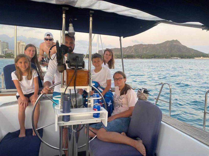 Oahu: Sunset sailing in small intimate groups - Golden hour snacks and onboard comfort (what’s actually provided)