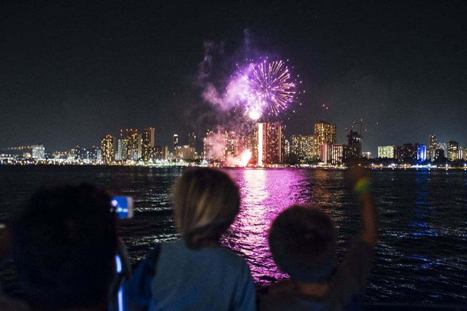 Oahu: Waikiki Friday Night Fireworks Cruise - Key things to know before you go