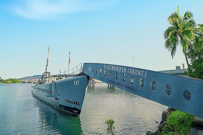 Pearl Harbor & Mini Circle Island Tour from Waikiki - Kahuku Farms: fruit and snacks on the North Shore edge