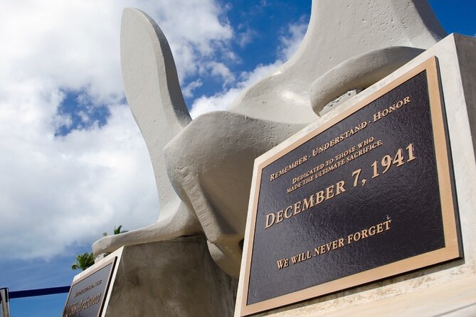 PRIVATE Pearl Harbor: Arizona Memorial, Missouri Ship & City Tour - Honolulu downtown pass-bys: Iolani Palace and King Kamehameha Statue