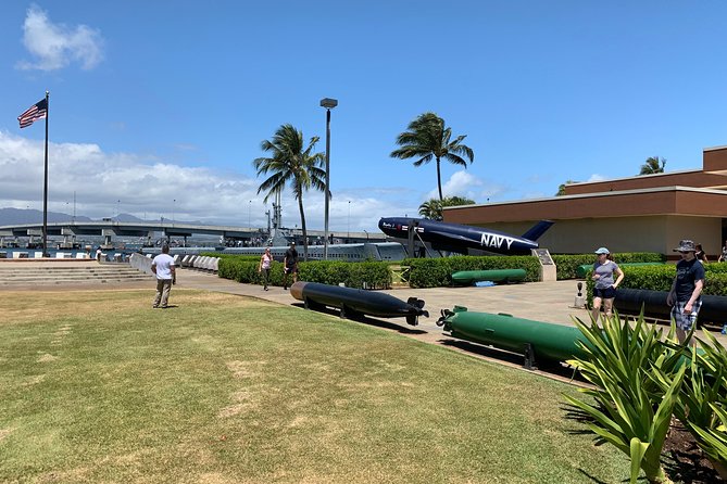 Small Group-Oahu Tour, Dole Plantation, Northshore, Sunset Beach - Hawaii’s state capitol symbolism: quick science, quick photos