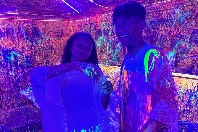 Splatter Art Paint Studio Experience in Hawaii - Ponchos, hair covers, and shoe covers: staying comfortable in a paint zone
