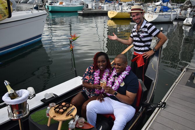 Valentine's Private Gondola Cruise in Waikiki with Drinks, Pastry - Drinks, pastry, and the lei greeting: what’s actually included