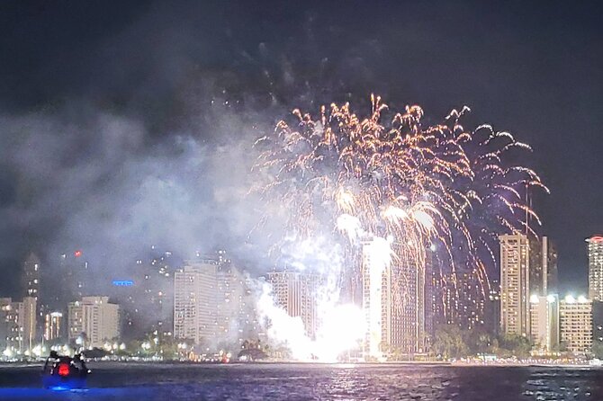 Waikiki Beach Catamaran Friday Night Fireworks Tour - The crew and why “smooth” matters for fireworks nights