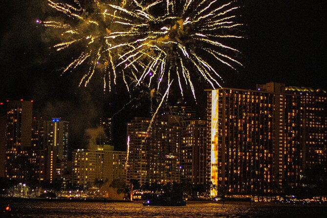 Waikiki Friday Night Fireworks Cruise + Fireworks Festival 3/15 - Stop 3: The Hilton Hawaiian Village Fireworks Moment