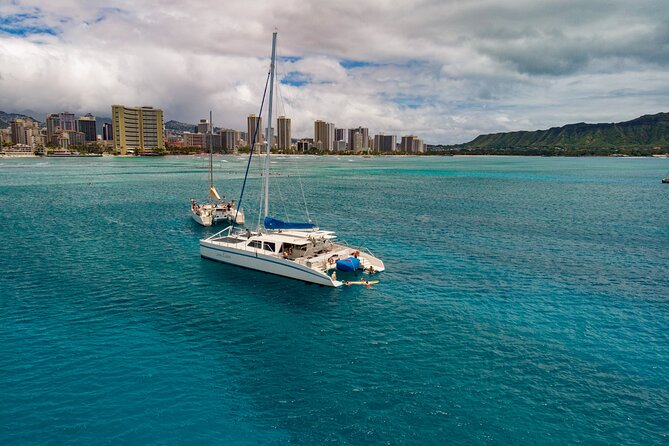 Waikiki Panorama Sail: Search for Hawaiian Sea Turtles - Drinks, snacks, and the bar setup you should plan around