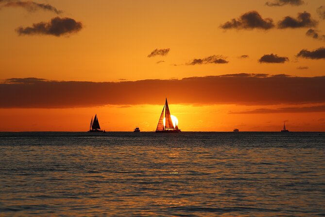 Waikiki Sunset Cocktail Cruise - Hilton Hawaiian Village - The bar and the included meal: sliders plus micro-draft beers
